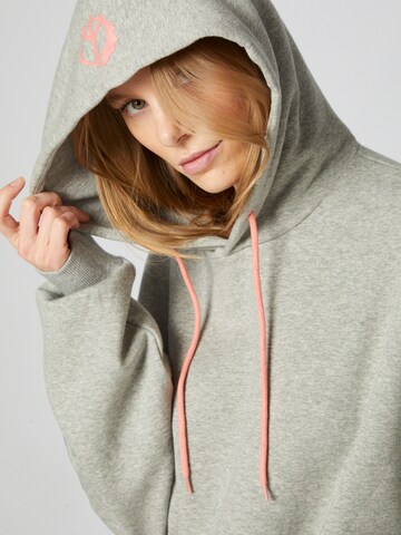 Sweat-shirt 'Len' ABOUT YOU x Benny Cristo en gris