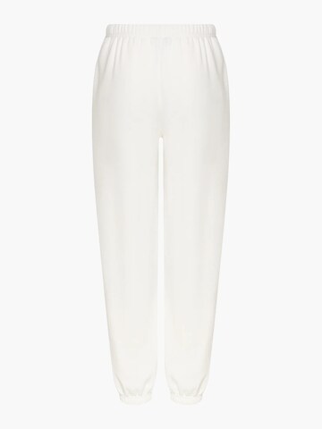 cfab (formerly creamy fabrics) - Pierna ancha Pantalón 'Everyday Carrot' en blanco