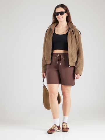 Regular Pantalon 'CARLise' ONLY Carmakoma en marron