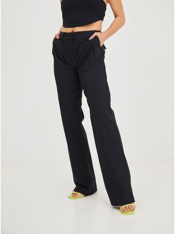 ABOUT YOU x Iconic by Tatiana Kucharova Loosefit Broek 'Rachel' in Zwart: voorkant