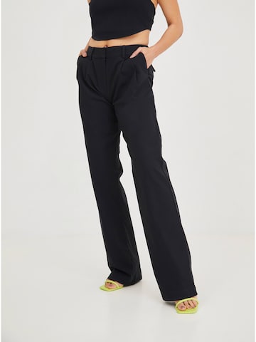 ABOUT YOU x Iconic by Tatiana Kucharova - Loosefit Pantalón 'Rachel' en negro: frente