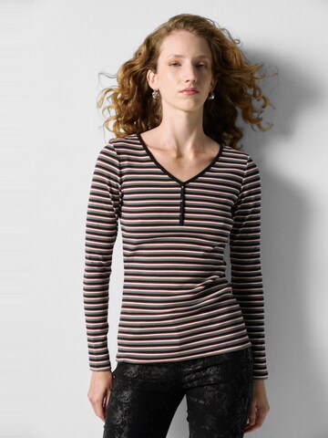 KOROSHI - Camiseta en negro: frente