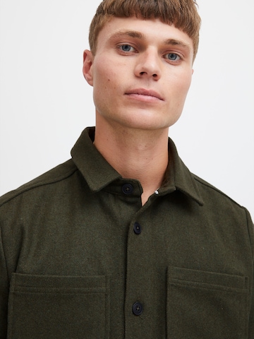 !Solid Regular fit Button Up Shirt in Green