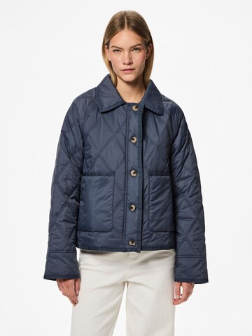 PIECES Tussenjas 'SAIMA' in Blauw: voorkant