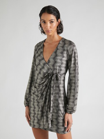 Robe 'Patricia' ABOUT YOU en or : devant