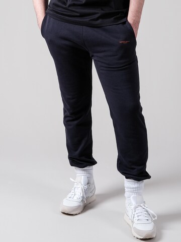 FANTASTIC REALITY STUDIOS Regular Hose 'LOGO SWEATPANTS - Bio-Baumwolle'‌‌‌‌ in Blau: Vorderseite