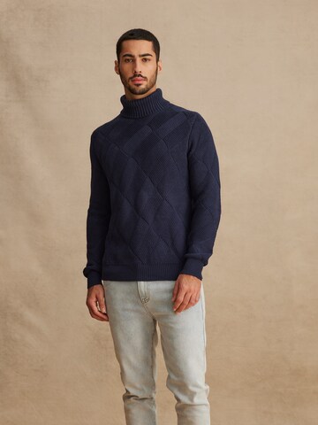 DAN FOX APPAREL Trui 'Friedrich' in Blauw: voorkant