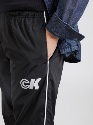 Calvin Klein Jeans - Tapered Pantalón en negro