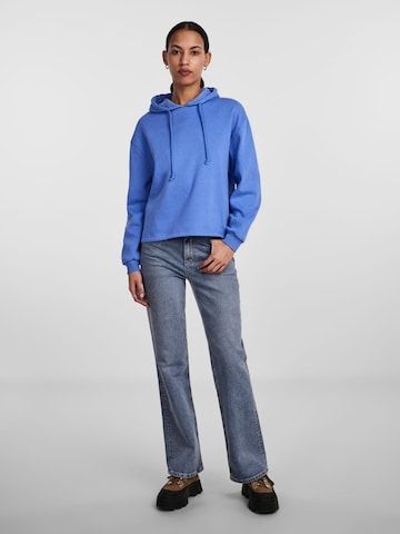 Sweat-shirt 'Chilli' PIECES en bleu