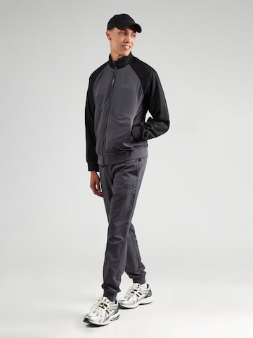 Survêtement EA7 Emporio Armani en gris : devant