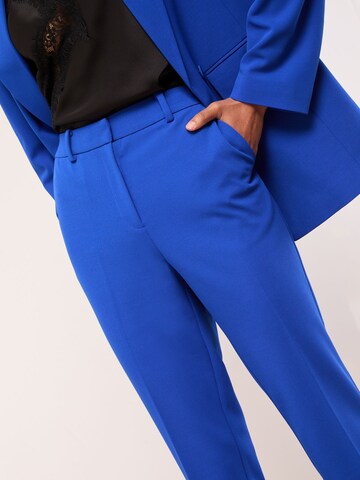 Lipsy - Regular Calças com vincos em azul