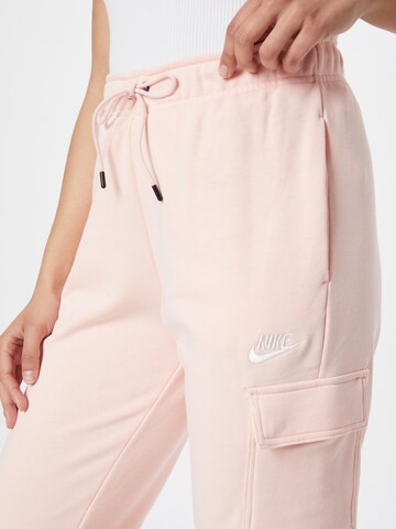 Nike Sportswear Zwężany krój Bojówki w kolorze różowy
