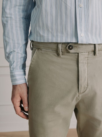 regular Pantaloni con piega frontale di Next in grigio