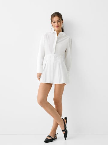 Bershka Košilové šaty – bílá: přední strana