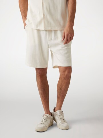 GUESS Regular Pants in Beige: front