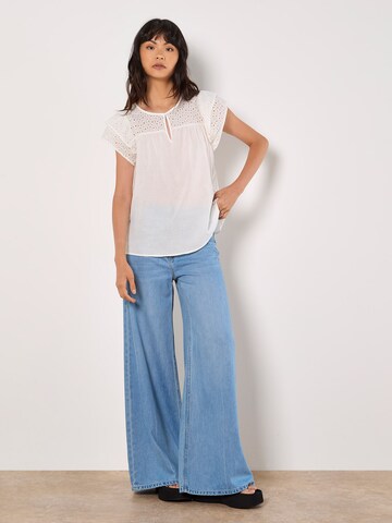 Apricot Broderie Yoke Cotton Top ' ' in Weiß