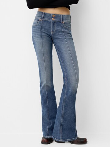 Bootcut Jeans di Bershka in blu: frontale