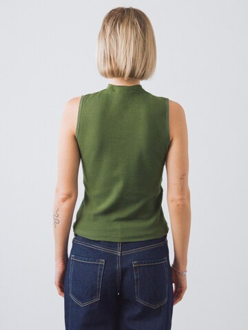 Top di Honest Basics in verde