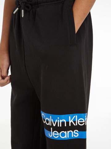 Calvin Klein Jeans Tapered Hose in Schwarz