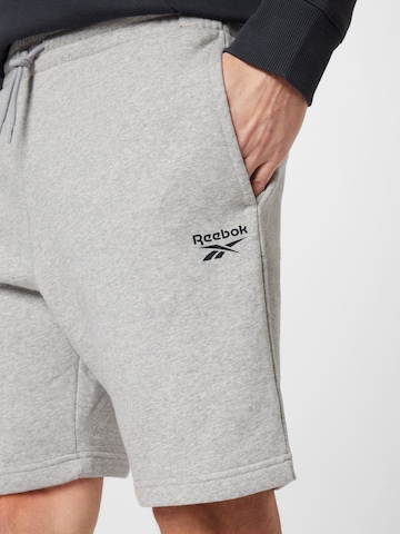 Reebok Regular Urheiluhousut 'Identity' värissä harmaa