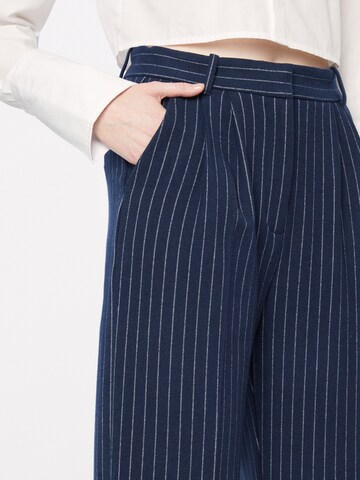 Abercrombie & Fitch Zvonové kalhoty Kalhoty se sklady v pase – modrá