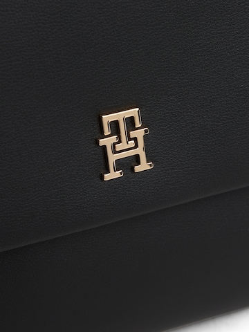 TOMMY HILFIGER Τσάντα ώμου 'MODERN ESS' σε μαύρο