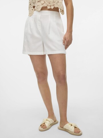 VERO MODA Regular Shorts 'JESMILO' in Weiß: Vorderseite