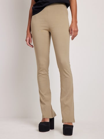 NA-KD Boot cut Pants in Beige: front