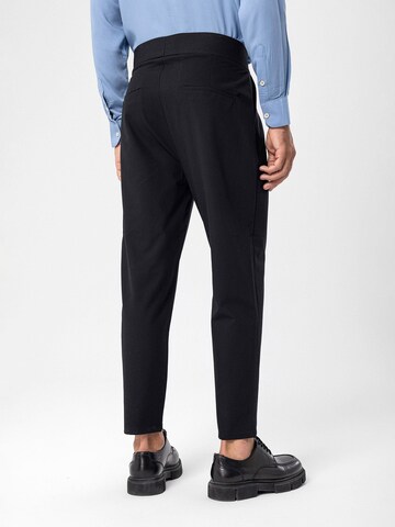 Antioch Regular Pleat-front trousers in Black
