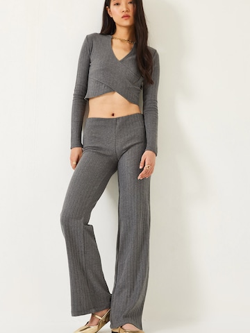 Bianco Lucci Брючный костюм в Серый