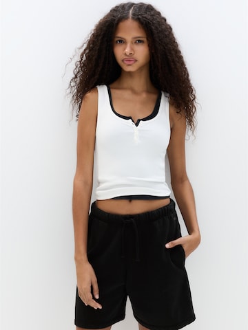 Pull&Bear Regular Trousers in Black: front