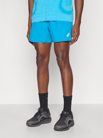 regular Pantaloni sportivi di ASICS in blu: frontale