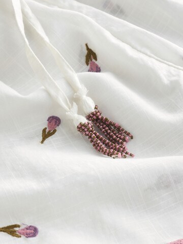 Pantaloni scurți de la Next pe alb