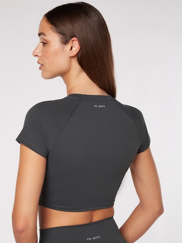 Sport top de la YO-GAYA pe gri