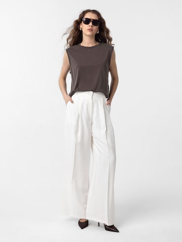 Loosefit Pantaloni con pieghe 'Giulia' di Antioch in beige