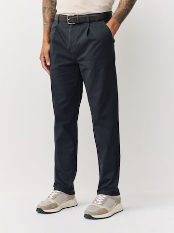 Next - regular Pantalón plisado en gris: frente