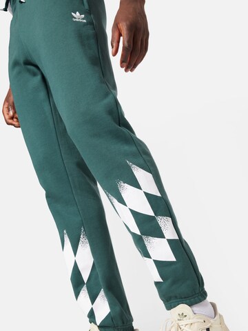 Tapered Pantaloni di ADIDAS ORIGINALS in verde