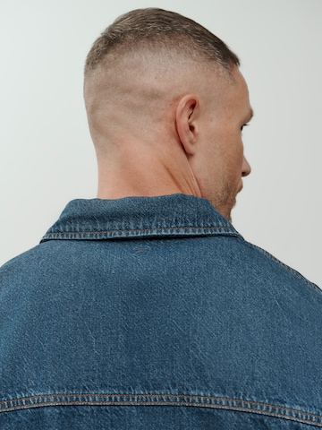 DAN FOX APPAREL - Ajuste regular Camisa 'Essential' en azul