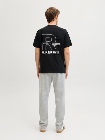 JJ Rebel Тениска 'JREBZAKI' в черно