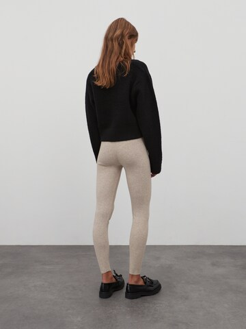 EDITED Skinny Leggingsit 'Leana' värissä beige