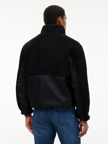 Tommy Jeans Átmeneti dzseki 'ESSENTIAL' - fekete