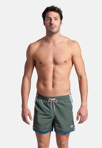 Pantaloncini da bagno 'TEAM STRIPE' di ARENA in verde: frontale