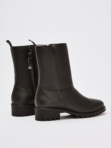 NINE TO FIVE Boots 'Mala' in Black