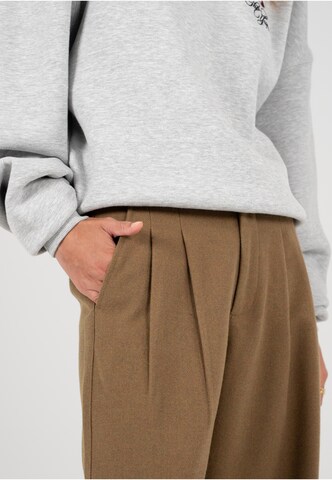 Wide leg Pantaloni con pieghe di Prohibited in marrone