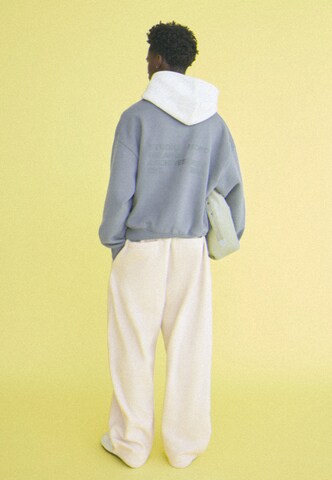 Bershka Sweatshirt in Blauw: voorkant