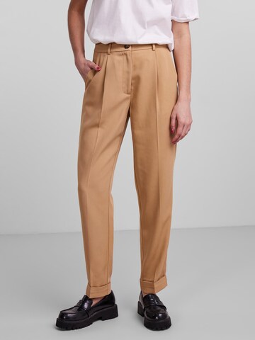 Regular Pantalon à pince 'Nuri' PIECES en beige : devant