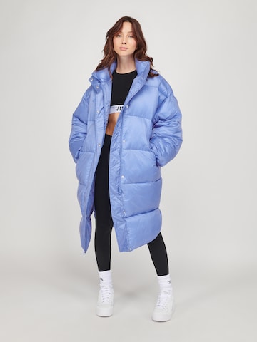 ABOUT YOU x VIAM Studio Χειμερινό παλτό σε μπλε: μπροστά
