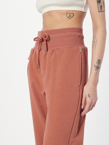 Tapered Pantaloni di Urban Classics in rosso