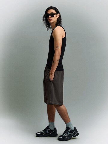 BershkaBaggy Hlače - siva boja