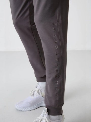 Tommy Life - Tapered Calças de desporto em cinzento
